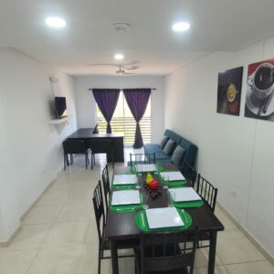 Acogedor+piscina a 5 minutos del Aeropuerto. (7) Huéspedes. (2) Habitaciones. (1) Baño. (5) Camas. Reserva mínima 2 noches